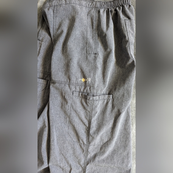 Large Carhartt Dark Grey Scrub Set -includes top and pants - Picture 5 of 8